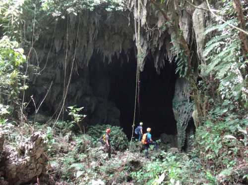 Uno dei numerosi ingressi di Bugasan Cave Stystem